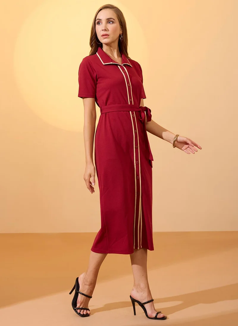 جلو باص فستان نسائي قميص عمل بياقة وخصر بحزام وأكمام قصيرة بلون عنابي